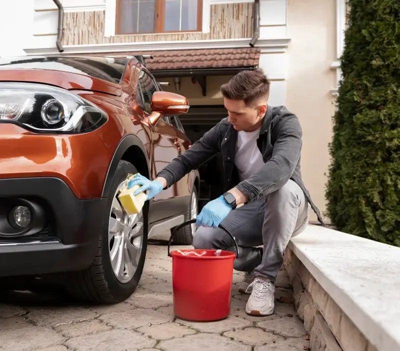 Lavage auto à domicile Saxi-Bourdon : professionnel intervenant sur un véhicule